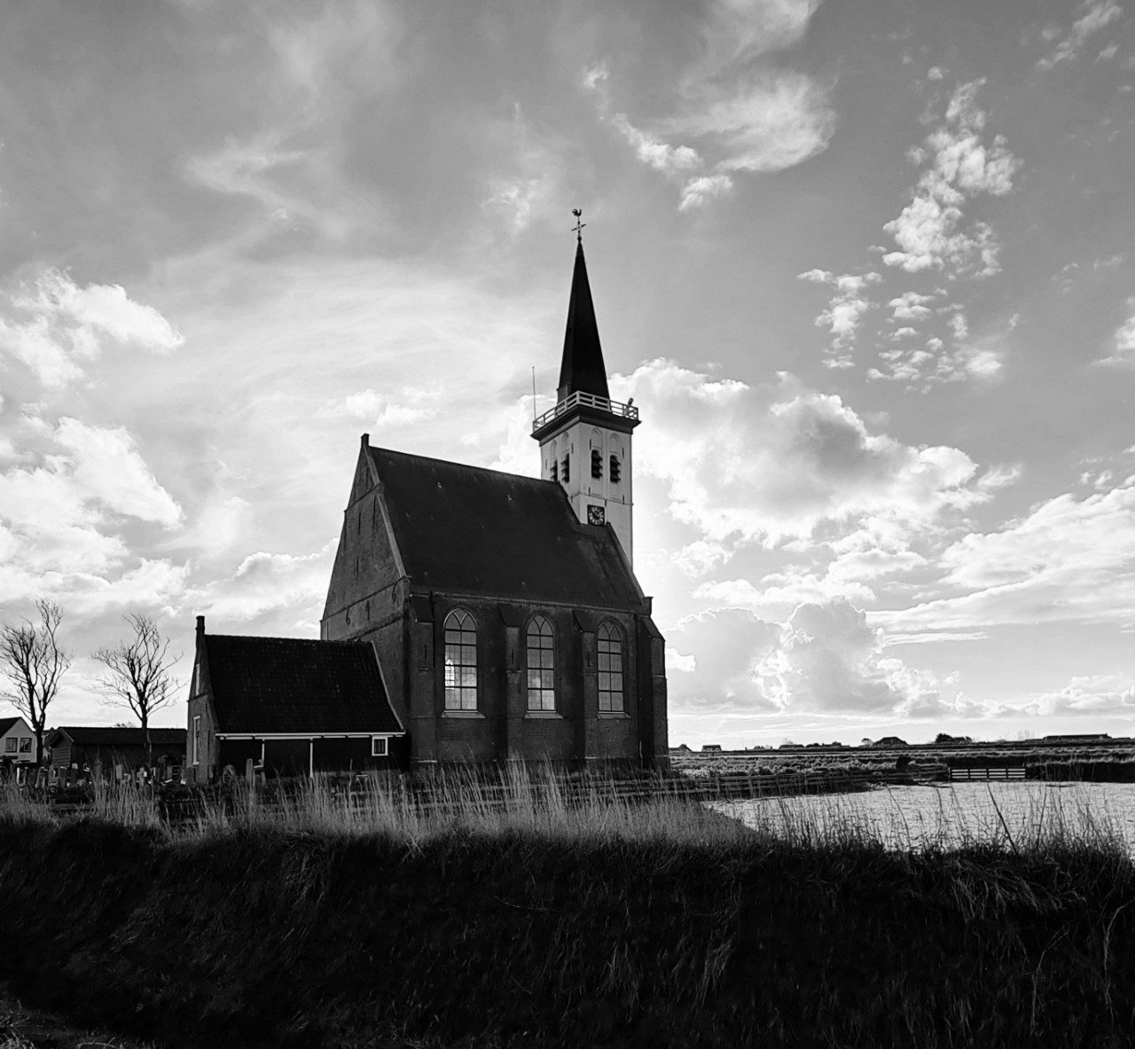 Kerkje in zwartwit